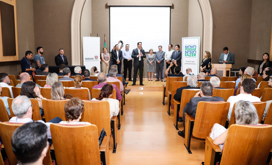 Maior complexo hospitalar público do Paraná, o Hospital do Trabalhador, em Curitiba, vai ganhar um novo ambulatório de especialidades médicas, ampliando a capacidade de 8 mil para 25 mil consultas por mês. O governador Carlos Massa Ratinho Júnior assinou nesta segunda-feira (04) a licitação para as obras do Ambulatório Médico de Especialidades da Kennedy. Serão investidos R$ 8,8 milhões pelo Governo do Estado para a aumentar a oferta de serviços.