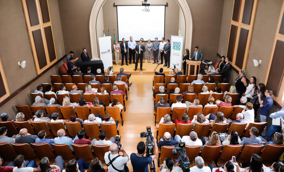 Maior complexo hospitalar público do Paraná, o Hospital do Trabalhador, em Curitiba, vai ganhar um novo ambulatório de especialidades médicas, ampliando a capacidade de 8 mil para 25 mil consultas por mês. O governador Carlos Massa Ratinho Júnior assinou nesta segunda-feira (04) a licitação para as obras do Ambulatório Médico de Especialidades da Kennedy. Serão investidos R$ 8,8 milhões pelo Governo do Estado para a aumentar a oferta de serviços.