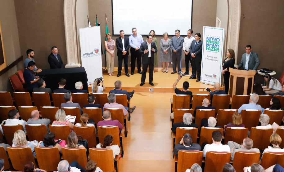 Maior complexo hospitalar público do Paraná, o Hospital do Trabalhador, em Curitiba, vai ganhar um novo ambulatório de especialidades médicas, ampliando a capacidade de 8 mil para 25 mil consultas por mês. O governador Carlos Massa Ratinho Júnior assinou nesta segunda-feira (04) a licitação para as obras do Ambulatório Médico de Especialidades da Kennedy. Serão investidos R$ 8,8 milhões pelo Governo do Estado para a aumentar a oferta de serviços.