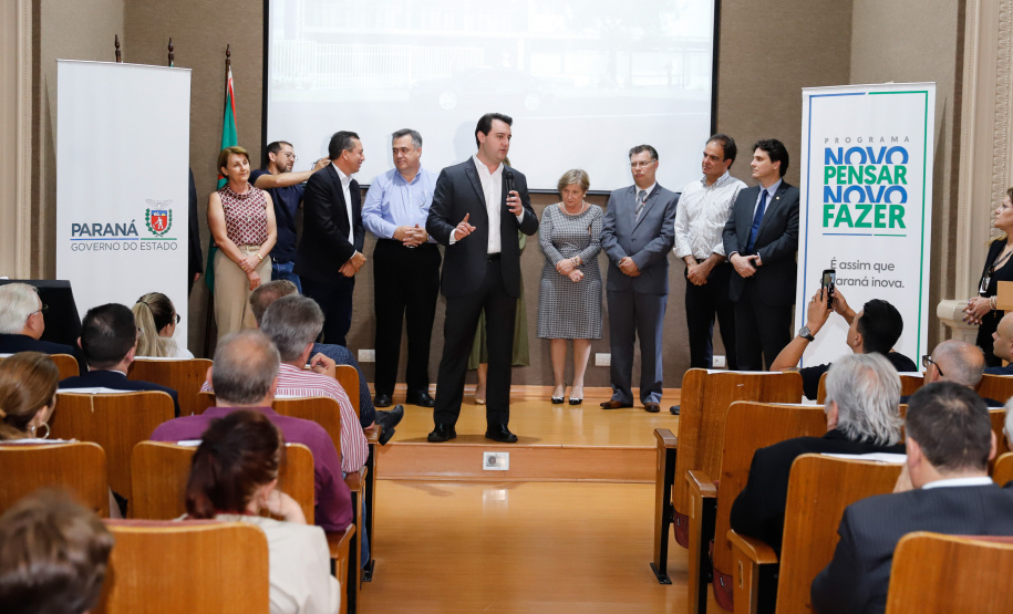 Maior complexo hospitalar público do Paraná, o Hospital do Trabalhador, em Curitiba, vai ganhar um novo ambulatório de especialidades médicas, ampliando a capacidade de 8 mil para 25 mil consultas por mês. O governador Carlos Massa Ratinho Júnior assinou nesta segunda-feira (04) a licitação para as obras do Ambulatório Médico de Especialidades da Kennedy. Serão investidos R$ 8,8 milhões pelo Governo do Estado para a aumentar a oferta de serviços.