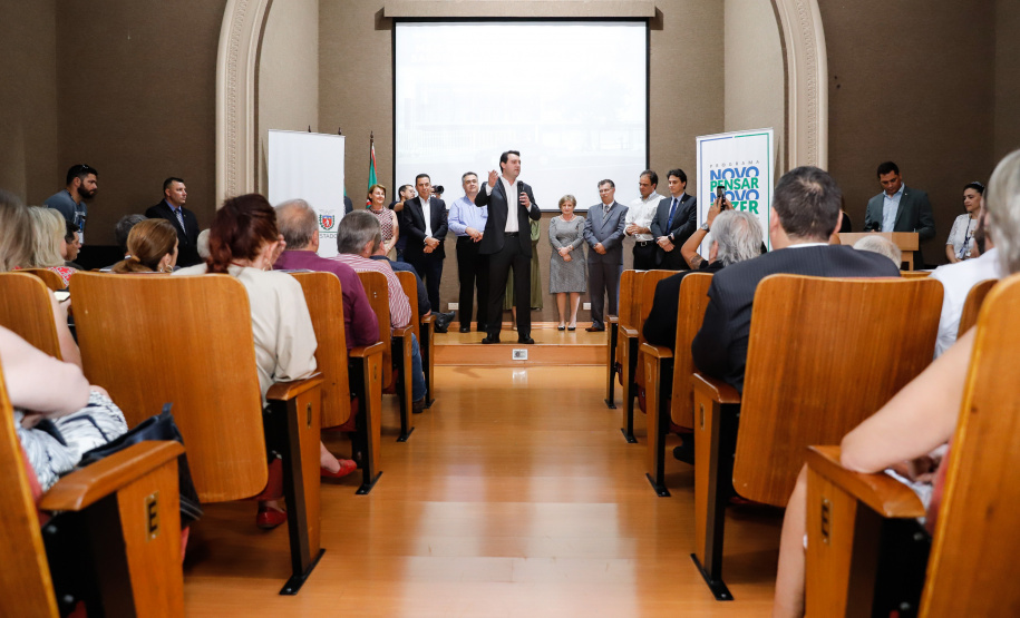 Maior complexo hospitalar público do Paraná, o Hospital do Trabalhador, em Curitiba, vai ganhar um novo ambulatório de especialidades médicas, ampliando a capacidade de 8 mil para 25 mil consultas por mês. O governador Carlos Massa Ratinho Júnior assinou nesta segunda-feira (04) a licitação para as obras do Ambulatório Médico de Especialidades da Kennedy. Serão investidos R$ 8,8 milhões pelo Governo do Estado para a aumentar a oferta de serviços.