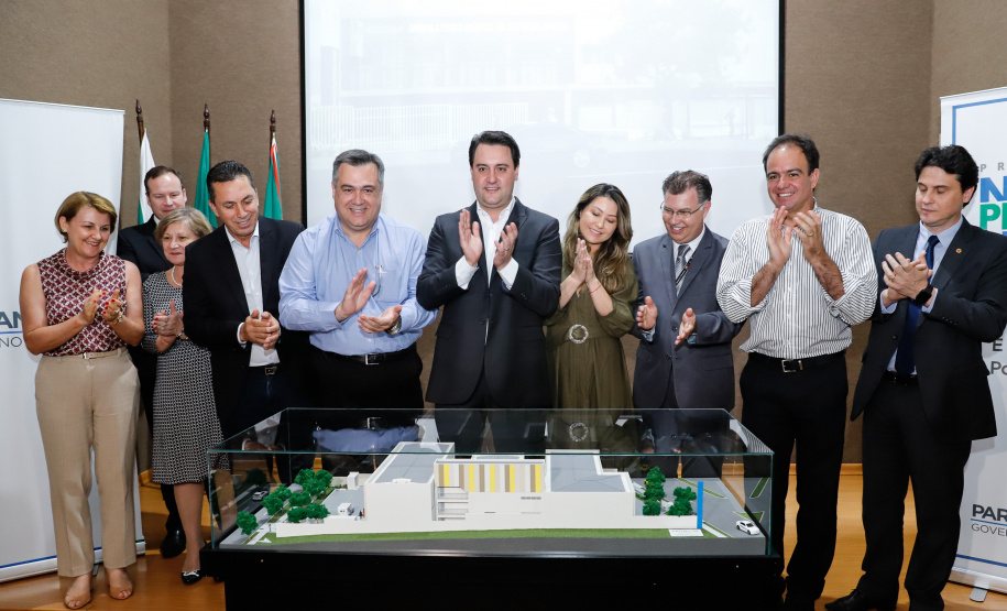 Maior complexo hospitalar público do Paraná, o Hospital do Trabalhador, em Curitiba, vai ganhar um novo ambulatório de especialidades médicas, ampliando a capacidade de 8 mil para 25 mil consultas por mês. O governador Carlos Massa Ratinho Júnior assinou nesta segunda-feira (04) a licitação para as obras do Ambulatório Médico de Especialidades da Kennedy. Serão investidos R$ 8,8 milhões pelo Governo do Estado para a aumentar a oferta de serviços.