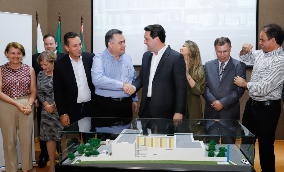 Maior complexo hospitalar público do Paraná, o Hospital do Trabalhador, em Curitiba, vai ganhar um novo ambulatório de especialidades médicas, ampliando a capacidade de 8 mil para 25 mil consultas por mês. O governador Carlos Massa Ratinho Júnior assinou nesta segunda-feira (04) a licitação para as obras do Ambulatório Médico de Especialidades da Kennedy. Serão investidos R$ 8,8 milhões pelo Governo do Estado para a aumentar a oferta de serviços.