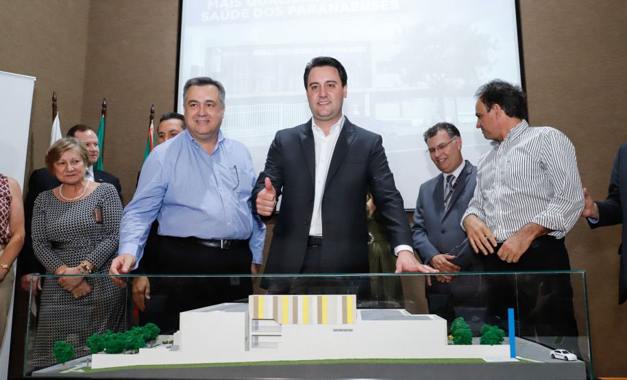 Maior complexo hospitalar público do Paraná, o Hospital do Trabalhador, em Curitiba, vai ganhar um novo ambulatório de especialidades médicas, ampliando a capacidade de 8 mil para 25 mil consultas por mês. O governador Carlos Massa Ratinho Júnior assinou nesta segunda-feira (04) a licitação para as obras do Ambulatório Médico de Especialidades da Kennedy. Serão investidos R$ 8,8 milhões pelo Governo do Estado para a aumentar a oferta de serviços.