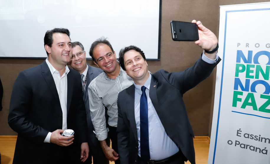 Maior complexo hospitalar público do Paraná, o Hospital do Trabalhador, em Curitiba, vai ganhar um novo ambulatório de especialidades médicas, ampliando a capacidade de 8 mil para 25 mil consultas por mês. O governador Carlos Massa Ratinho Júnior assinou nesta segunda-feira (04) a licitação para as obras do Ambulatório Médico de Especialidades da Kennedy. Serão investidos R$ 8,8 milhões pelo Governo do Estado para a aumentar a oferta de serviços.