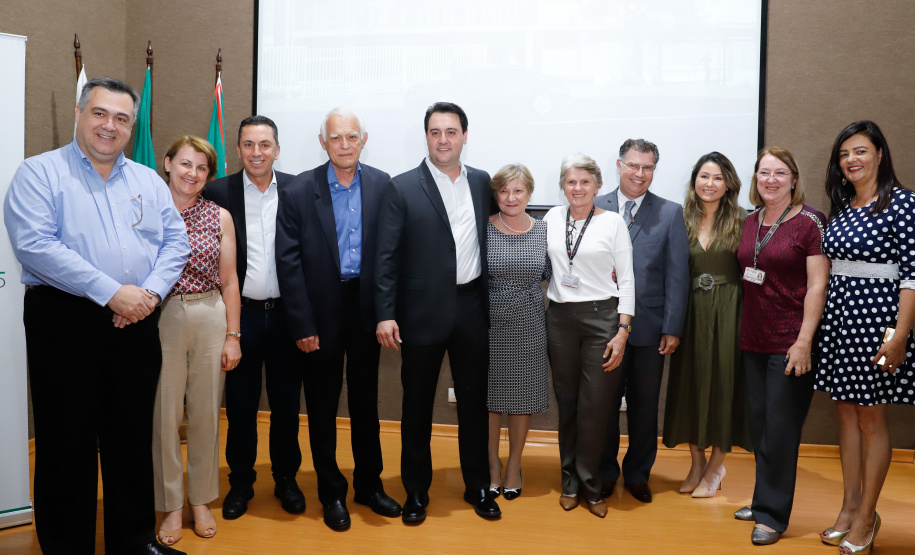 Maior complexo hospitalar público do Paraná, o Hospital do Trabalhador, em Curitiba, vai ganhar um novo ambulatório de especialidades médicas, ampliando a capacidade de 8 mil para 25 mil consultas por mês. O governador Carlos Massa Ratinho Júnior assinou nesta segunda-feira (04) a licitação para as obras do Ambulatório Médico de Especialidades da Kennedy. Serão investidos R$ 8,8 milhões pelo Governo do Estado para a aumentar a oferta de serviços.