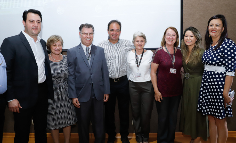 Maior complexo hospitalar público do Paraná, o Hospital do Trabalhador, em Curitiba, vai ganhar um novo ambulatório de especialidades médicas, ampliando a capacidade de 8 mil para 25 mil consultas por mês. O governador Carlos Massa Ratinho Júnior assinou nesta segunda-feira (04) a licitação para as obras do Ambulatório Médico de Especialidades da Kennedy. Serão investidos R$ 8,8 milhões pelo Governo do Estado para a aumentar a oferta de serviços.
