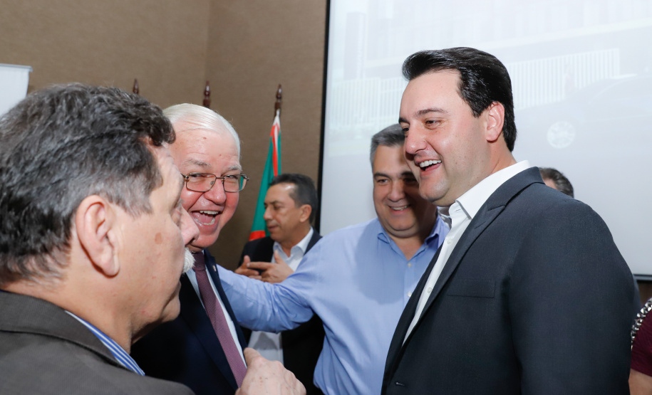 Maior complexo hospitalar público do Paraná, o Hospital do Trabalhador, em Curitiba, vai ganhar um novo ambulatório de especialidades médicas, ampliando a capacidade de 8 mil para 25 mil consultas por mês. O governador Carlos Massa Ratinho Júnior assinou nesta segunda-feira (04) a licitação para as obras do Ambulatório Médico de Especialidades da Kennedy. Serão investidos R$ 8,8 milhões pelo Governo do Estado para a aumentar a oferta de serviços.