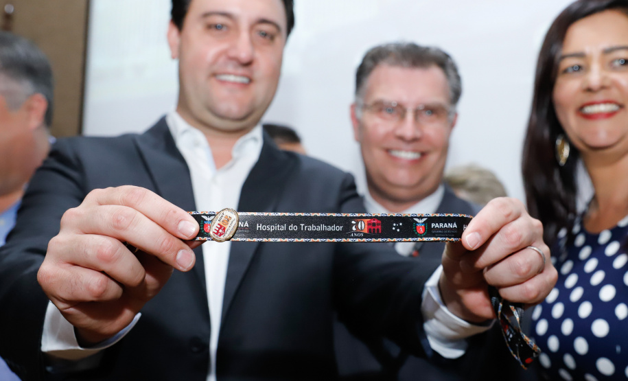 Maior complexo hospitalar público do Paraná, o Hospital do Trabalhador, em Curitiba, vai ganhar um novo ambulatório de especialidades médicas, ampliando a capacidade de 8 mil para 25 mil consultas por mês. O governador Carlos Massa Ratinho Júnior assinou nesta segunda-feira (04) a licitação para as obras do Ambulatório Médico de Especialidades da Kennedy. Serão investidos R$ 8,8 milhões pelo Governo do Estado para a aumentar a oferta de serviços.