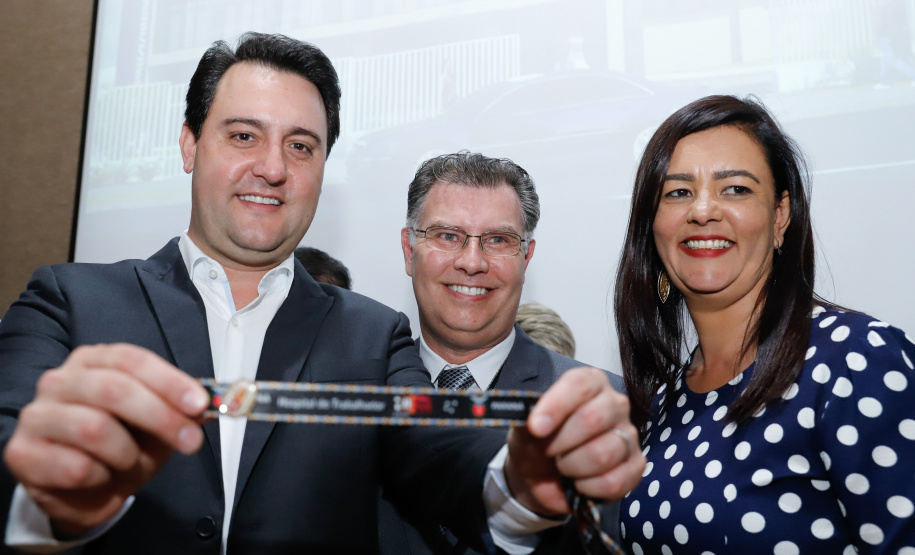 Maior complexo hospitalar público do Paraná, o Hospital do Trabalhador, em Curitiba, vai ganhar um novo ambulatório de especialidades médicas, ampliando a capacidade de 8 mil para 25 mil consultas por mês. O governador Carlos Massa Ratinho Júnior assinou nesta segunda-feira (04) a licitação para as obras do Ambulatório Médico de Especialidades da Kennedy. Serão investidos R$ 8,8 milhões pelo Governo do Estado para a aumentar a oferta de serviços.