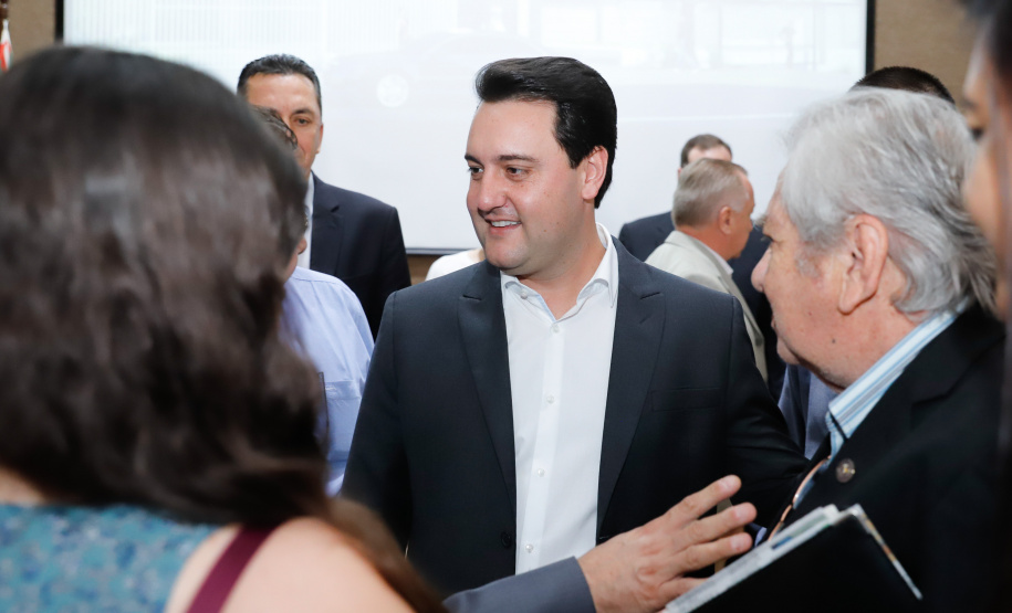 Maior complexo hospitalar público do Paraná, o Hospital do Trabalhador, em Curitiba, vai ganhar um novo ambulatório de especialidades médicas, ampliando a capacidade de 8 mil para 25 mil consultas por mês. O governador Carlos Massa Ratinho Júnior assinou nesta segunda-feira (04) a licitação para as obras do Ambulatório Médico de Especialidades da Kennedy. Serão investidos R$ 8,8 milhões pelo Governo do Estado para a aumentar a oferta de serviços.