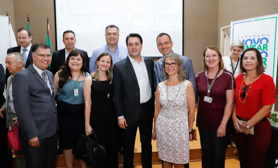 Maior complexo hospitalar público do Paraná, o Hospital do Trabalhador, em Curitiba, vai ganhar um novo ambulatório de especialidades médicas, ampliando a capacidade de 8 mil para 25 mil consultas por mês. O governador Carlos Massa Ratinho Júnior assinou nesta segunda-feira (04) a licitação para as obras do Ambulatório Médico de Especialidades da Kennedy. Serão investidos R$ 8,8 milhões pelo Governo do Estado para a aumentar a oferta de serviços.