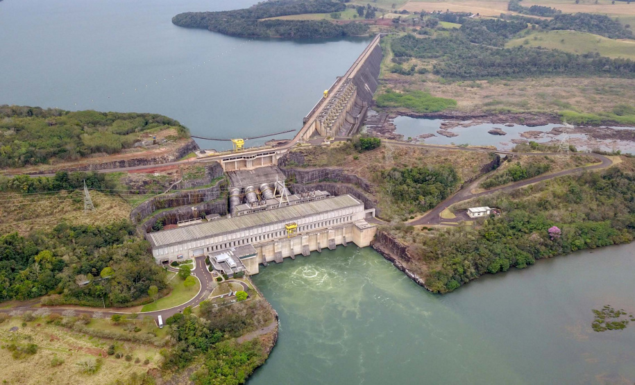 O governador Carlos Massa Ratinho Junior sancionou a lei que aprova a construção de novos empreendimentos hidrelétricos e de geração de energia no Paraná. Serão 14 Centrais Geradoras Hidrelétricas (CGH), duas Pequenas Centrais Hidrelétricas (PCH), duas termelétricas e uma usina eólica, em 17 cidades. Doze empreendimentos serão construídos e sete precisavam passar pelo processo de regularização.Foto: José Fernando Ogura/AEN