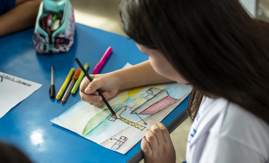 Já está no site da empresa pública Portos do Paraná o regulamento do concurso de desenho, acompanhado de uma frase, do Projeto Porto Escola, do 2º semestre de 2019. Participam alunos do 5º ano do Ensino Fundamental de 21 escolas de Paranaguá e dez de Antonina.