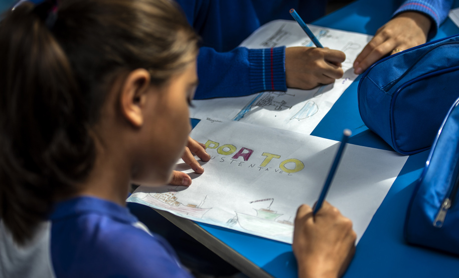 Já está no site da empresa pública Portos do Paraná o regulamento do concurso de desenho, acompanhado de uma frase, do Projeto Porto Escola, do 2º semestre de 2019. Participam alunos do 5º ano do Ensino Fundamental de 21 escolas de Paranaguá e dez de Antonina.