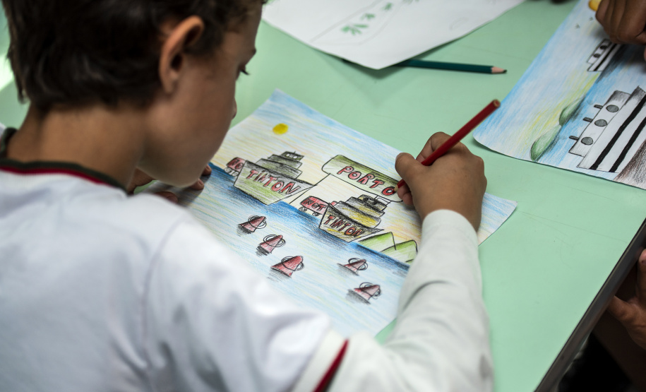 Já está no site da empresa pública Portos do Paraná o regulamento do concurso de desenho, acompanhado de uma frase, do Projeto Porto Escola, do 2º semestre de 2019. Participam alunos do 5º ano do Ensino Fundamental de 21 escolas de Paranaguá e dez de Antonina.