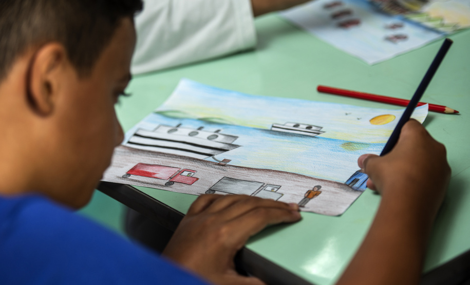 Já está no site da empresa pública Portos do Paraná o regulamento do concurso de desenho, acompanhado de uma frase, do Projeto Porto Escola, do 2º semestre de 2019. Participam alunos do 5º ano do Ensino Fundamental de 21 escolas de Paranaguá e dez de Antonina.