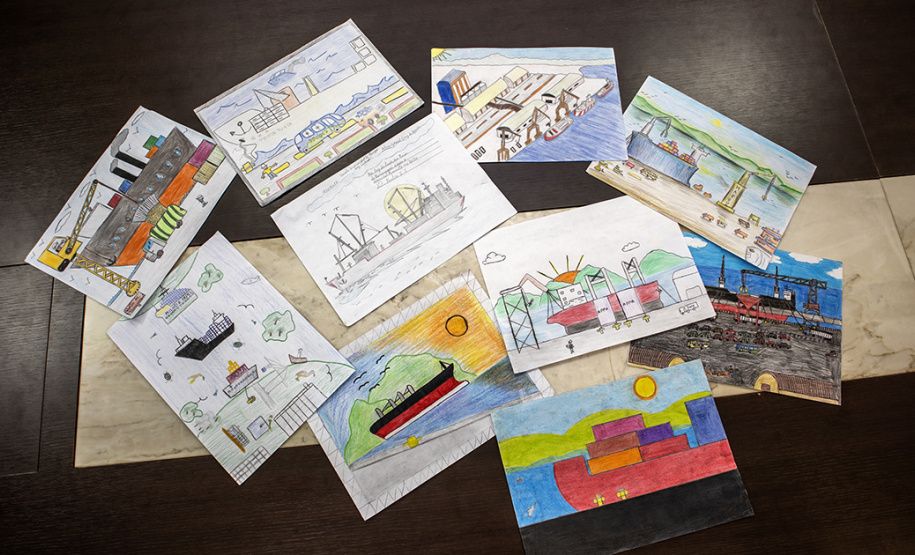 Já está no site da empresa pública Portos do Paraná o regulamento do concurso de desenho, acompanhado de uma frase, do Projeto Porto Escola, do 2º semestre de 2019. Participam alunos do 5º ano do Ensino Fundamental de 21 escolas de Paranaguá e dez de Antonina.