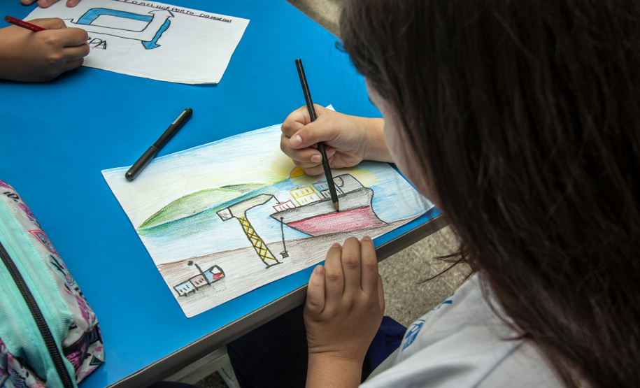 Já está no site da empresa pública Portos do Paraná o regulamento do concurso de desenho, acompanhado de uma frase, do Projeto Porto Escola, do 2º semestre de 2019. Participam alunos do 5º ano do Ensino Fundamental de 21 escolas de Paranaguá e dez de Antonina.