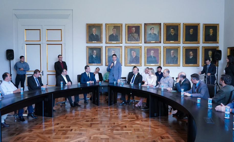 Mais de cem municípios receberam na segunda-feira (04) a confirmação de liberação de recursos do programa Paraná Mais Cidades. Parceria entre o Governo do Estado e a Assembleia Legislativa, o programa conta com R$ 351 milhões, provenientes do Tesouro Estadual e da devolução do exercício orçamentário do Legislativo, e vai beneficiar todos os 399 municípios. Foto: Casa Civil