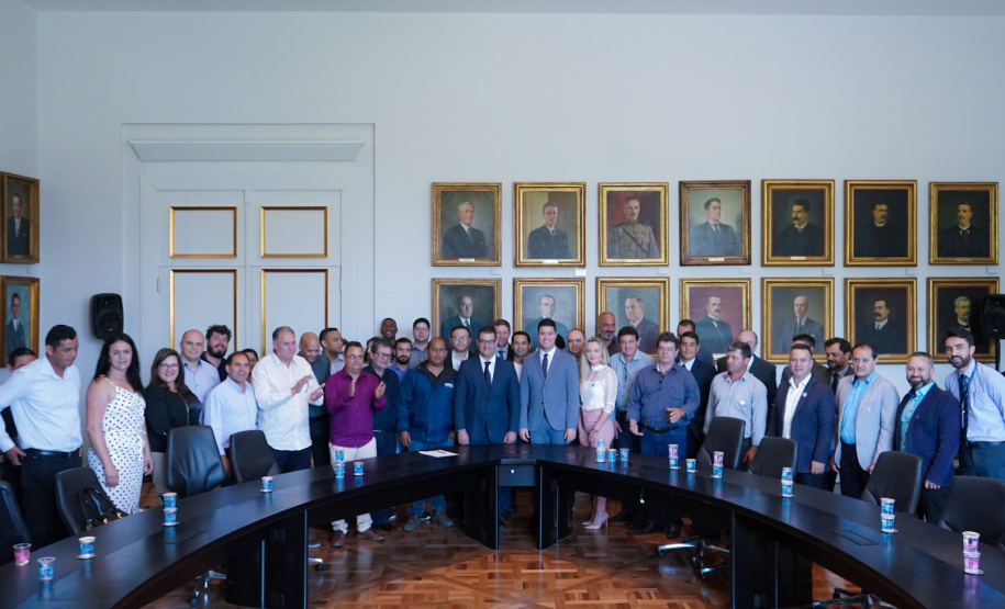 Mais de cem municípios receberam na segunda-feira (04) a confirmação de liberação de recursos do programa Paraná Mais Cidades. Parceria entre o Governo do Estado e a Assembleia Legislativa, o programa conta com R$ 351 milhões, provenientes do Tesouro Estadual e da devolução do exercício orçamentário do Legislativo, e vai beneficiar todos os 399 municípios. Foto: Casa Civil