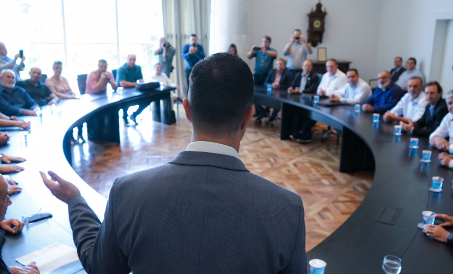 Mais de cem municípios receberam na segunda-feira (04) a confirmação de liberação de recursos do programa Paraná Mais Cidades. Parceria entre o Governo do Estado e a Assembleia Legislativa, o programa conta com R$ 351 milhões, provenientes do Tesouro Estadual e da devolução do exercício orçamentário do Legislativo, e vai beneficiar todos os 399 municípios. Foto: Casa Civil