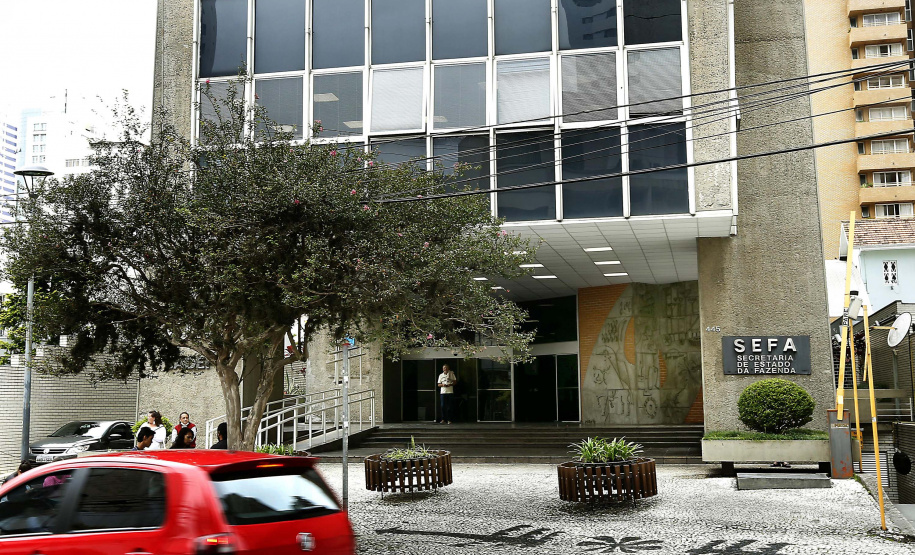 Um total de 1.023 pessoas aderiram à proposta feita pelo Governo do Paraná de receber precatórios com deságio e, com isso, antecipar o recebimento de seus créditos. Elas encaminharam solicitação ao Tribunal de Justiça do Estado do Paraná (TJPR) demonstrando interesse em aderir ao Decreto nº 2.566/2019, editado com o objetivo de acelerar a quitação dos débitos do Estado com economia de recursos públicos. Curitiba, 05-11-2019