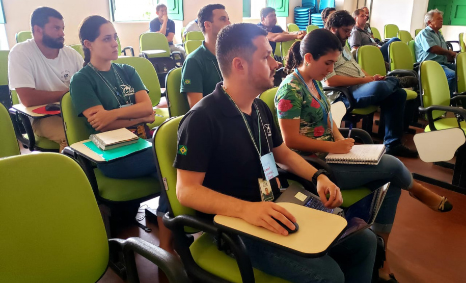 A equipe de Meio Ambiente da empresa pública Portos do Paraná participa da Oficina Estadual de Trabalho para a elaboração da proposta do Paraná para a gestão da pesca do camarão, no âmbito da Região Sul do Brasil. O encontro começou nesta terça-feira (5) e vai até esta quarta (6), em Paranaguá, das 9h às 18h, no Museu de Arqueologia e Etnologia da Universidade Federal do Paraná.