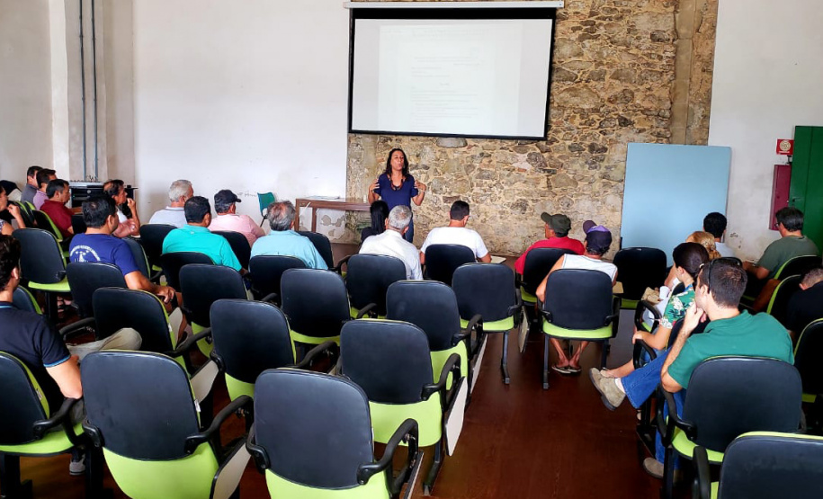 A equipe de Meio Ambiente da empresa pública Portos do Paraná participa da Oficina Estadual de Trabalho para a elaboração da proposta do Paraná para a gestão da pesca do camarão, no âmbito da Região Sul do Brasil. O encontro começou nesta terça-feira (5) e vai até esta quarta (6), em Paranaguá, das 9h às 18h, no Museu de Arqueologia e Etnologia da Universidade Federal do Paraná.