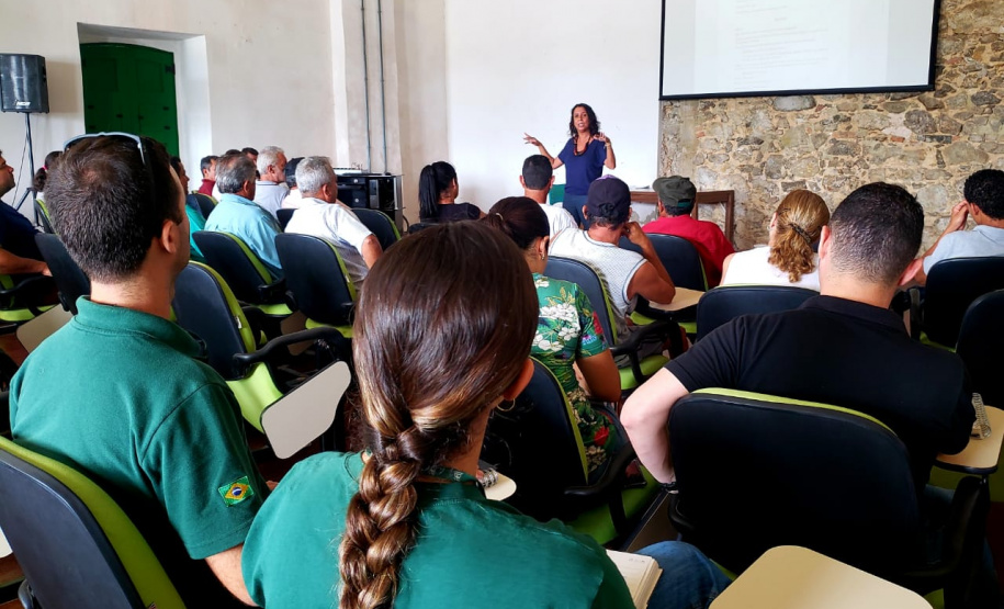 A equipe de Meio Ambiente da empresa pública Portos do Paraná participa da Oficina Estadual de Trabalho para a elaboração da proposta do Paraná para a gestão da pesca do camarão, no âmbito da Região Sul do Brasil. O encontro começou nesta terça-feira (5) e vai até esta quarta (6), em Paranaguá, das 9h às 18h, no Museu de Arqueologia e Etnologia da Universidade Federal do Paraná.
