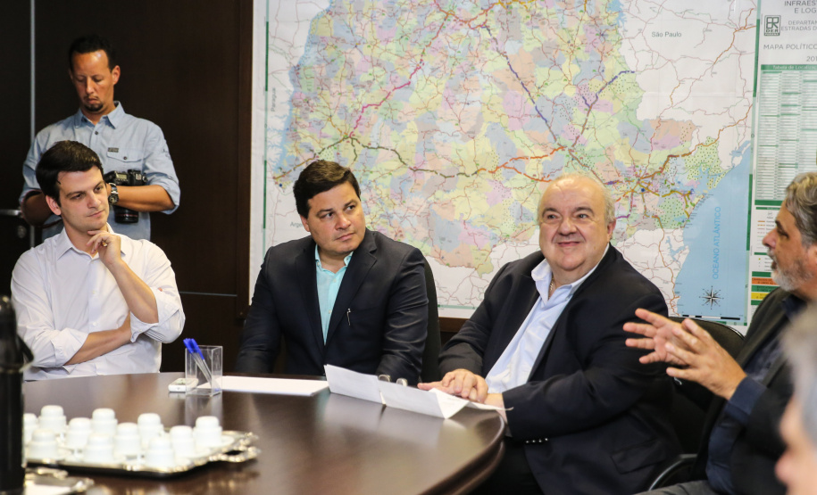 O Governo do Estado e a Prefeitura de Curitiba assinam um Termo de Cooperação Técnica para que o município utilize a metodologia BIM (Modelagem da Informação da Construção), uma nova ferramenta tecnológica para melhoria da gestão de obras públicas. O secretário estadual da Infraestrutura e Logística, Sandro Alex, e o prefeito da Capital, Rafael Greca firmam a parceria na sede da Secretaria da Infraestrutura e Logística.   05/11/2019  -  Foto: Geraldo Bubniak/AEN