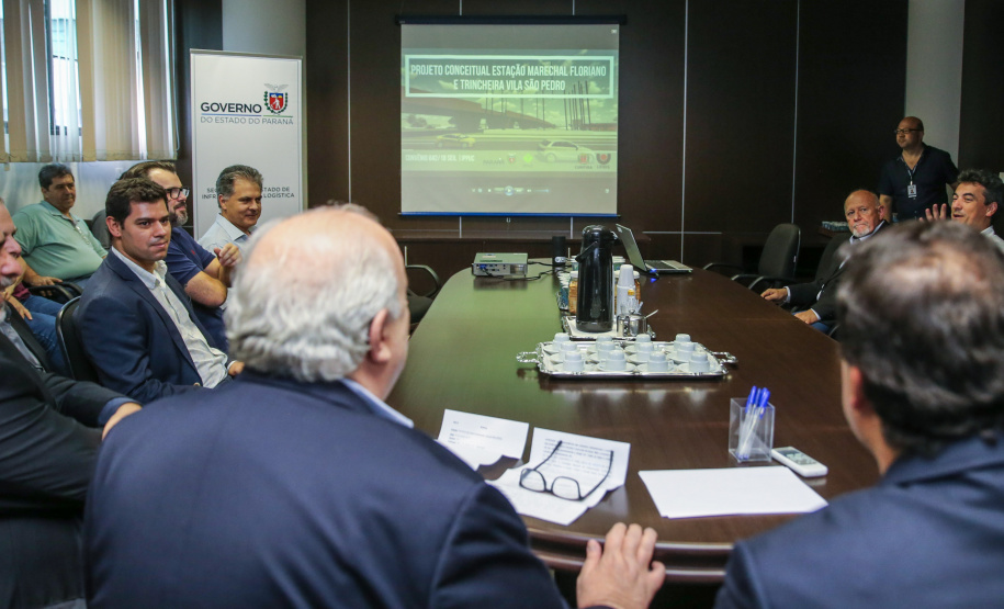 O Governo do Estado e a Prefeitura de Curitiba assinam um Termo de Cooperação Técnica para que o município utilize a metodologia BIM (Modelagem da Informação da Construção), uma nova ferramenta tecnológica para melhoria da gestão de obras públicas. O secretário estadual da Infraestrutura e Logística, Sandro Alex, e o prefeito da Capital, Rafael Greca firmam a parceria na sede da Secretaria da Infraestrutura e Logística.   05/11/2019  -  Foto: Geraldo Bubniak/AEN