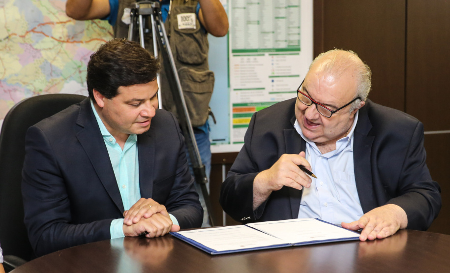 O Governo do Estado e a Prefeitura de Curitiba assinam um Termo de Cooperação Técnica para que o município utilize a metodologia BIM (Modelagem da Informação da Construção), uma nova ferramenta tecnológica para melhoria da gestão de obras públicas. O secretário estadual da Infraestrutura e Logística, Sandro Alex, e o prefeito da Capital, Rafael Greca firmam a parceria na sede da Secretaria da Infraestrutura e Logística.   05/11/2019  -  Foto: Geraldo Bubniak/AEN