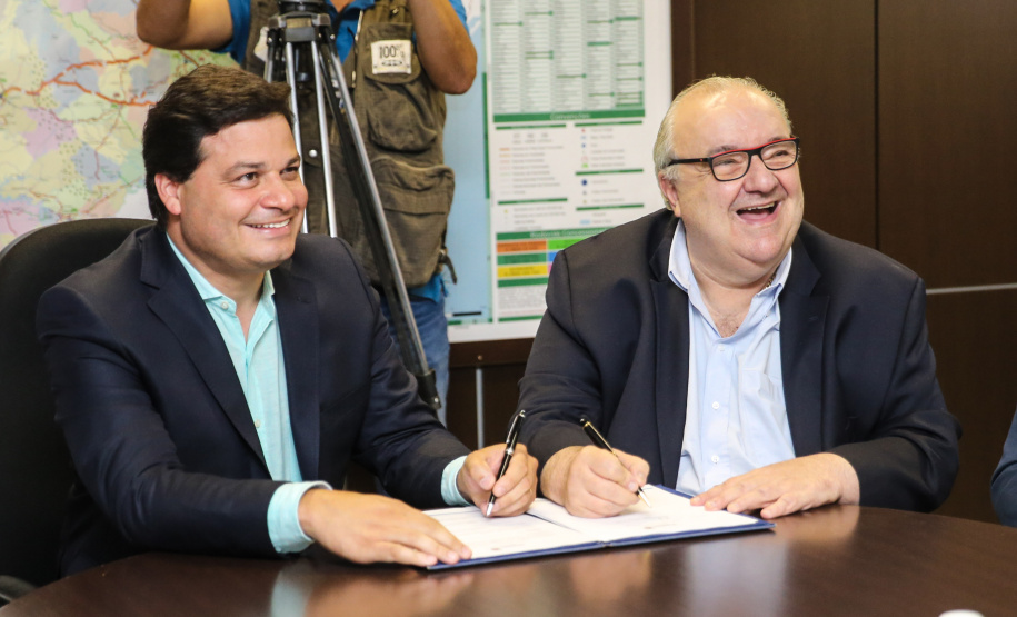 O Governo do Estado e a Prefeitura de Curitiba assinam um Termo de Cooperação Técnica para que o município utilize a metodologia BIM (Modelagem da Informação da Construção), uma nova ferramenta tecnológica para melhoria da gestão de obras públicas. O secretário estadual da Infraestrutura e Logística, Sandro Alex, e o prefeito da Capital, Rafael Greca firmam a parceria na sede da Secretaria da Infraestrutura e Logística.   05/11/2019  -  Foto: Geraldo Bubniak/AEN