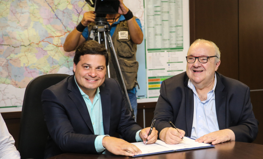 O Governo do Estado e a Prefeitura de Curitiba assinam um Termo de Cooperação Técnica para que o município utilize a metodologia BIM (Modelagem da Informação da Construção), uma nova ferramenta tecnológica para melhoria da gestão de obras públicas. O secretário estadual da Infraestrutura e Logística, Sandro Alex, e o prefeito da Capital, Rafael Greca firmam a parceria na sede da Secretaria da Infraestrutura e Logística.   05/11/2019  -  Foto: Geraldo Bubniak/AEN