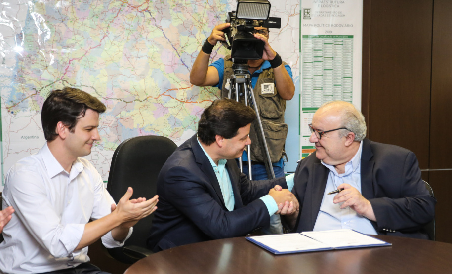 O Governo do Estado e a Prefeitura de Curitiba assinam um Termo de Cooperação Técnica para que o município utilize a metodologia BIM (Modelagem da Informação da Construção), uma nova ferramenta tecnológica para melhoria da gestão de obras públicas. O secretário estadual da Infraestrutura e Logística, Sandro Alex, e o prefeito da Capital, Rafael Greca firmam a parceria na sede da Secretaria da Infraestrutura e Logística.   05/11/2019  -  Foto: Geraldo Bubniak/AEN