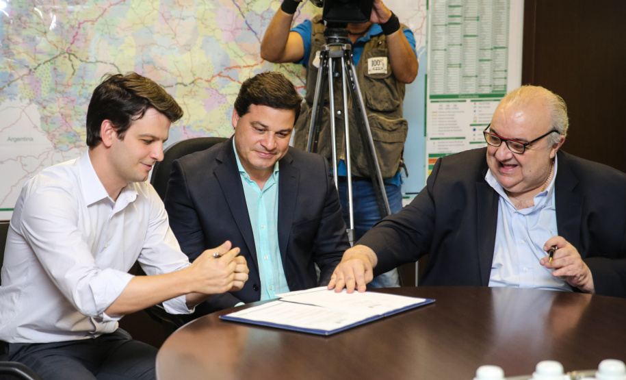 O Governo do Estado e a Prefeitura de Curitiba assinam um Termo de Cooperação Técnica para que o município utilize a metodologia BIM (Modelagem da Informação da Construção), uma nova ferramenta tecnológica para melhoria da gestão de obras públicas. O secretário estadual da Infraestrutura e Logística, Sandro Alex, e o prefeito da Capital, Rafael Greca firmam a parceria na sede da Secretaria da Infraestrutura e Logística.   05/11/2019  -  Foto: Geraldo Bubniak/AEN