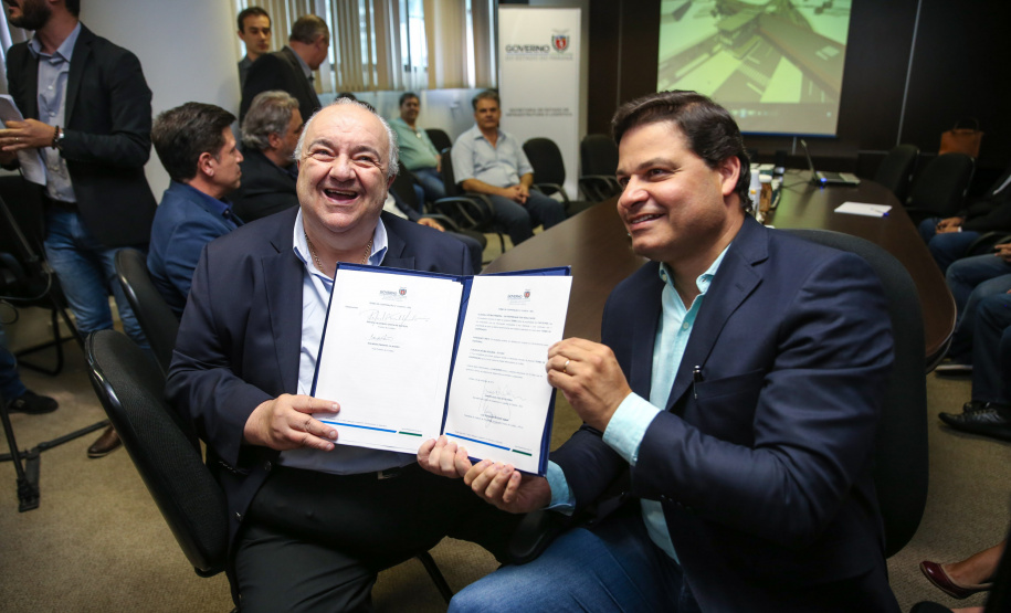 O Governo do Estado e a Prefeitura de Curitiba assinam um Termo de Cooperação Técnica para que o município utilize a metodologia BIM (Modelagem da Informação da Construção), uma nova ferramenta tecnológica para melhoria da gestão de obras públicas. O secretário estadual da Infraestrutura e Logística, Sandro Alex, e o prefeito da Capital, Rafael Greca firmam a parceria na sede da Secretaria da Infraestrutura e Logística.   05/11/2019  -  Foto: Geraldo Bubniak/AEN