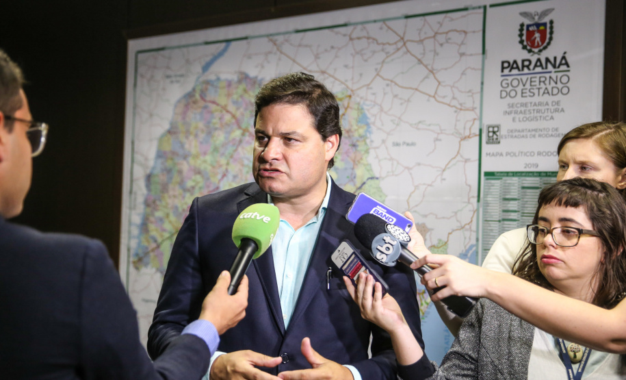 O Governo do Estado e a Prefeitura de Curitiba assinam um Termo de Cooperação Técnica para que o município utilize a metodologia BIM (Modelagem da Informação da Construção), uma nova ferramenta tecnológica para melhoria da gestão de obras públicas. O secretário estadual da Infraestrutura e Logística, Sandro Alex, e o prefeito da Capital, Rafael Greca firmam a parceria na sede da Secretaria da Infraestrutura e Logística.   05/11/2019  -  Foto: Geraldo Bubniak/AEN