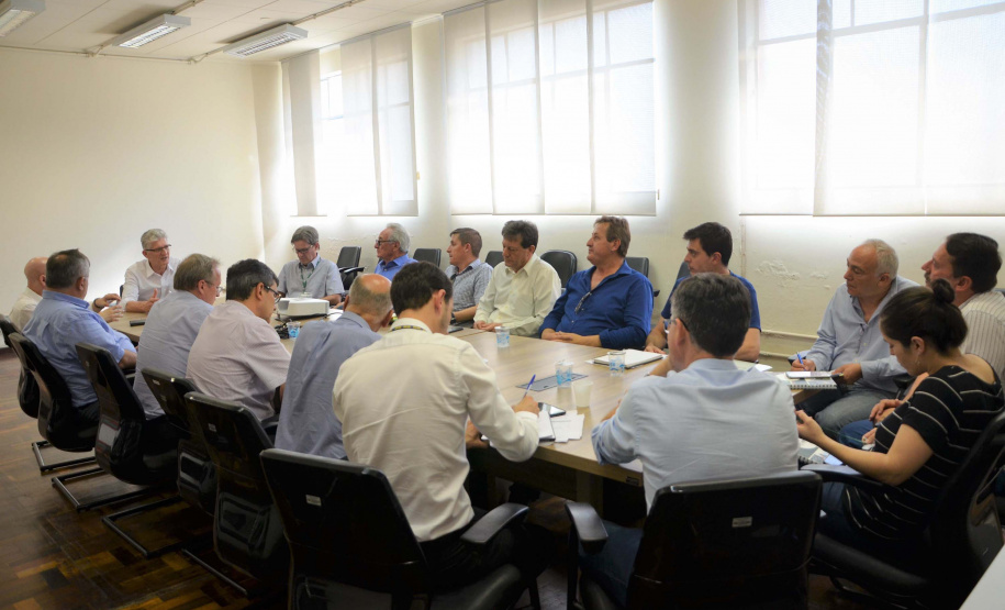 A Agência de Defesa Agropecuária do Paraná (Adapar) publicou nesta quarta-feira (6) nova norma que prorroga o prazo para a semeadura de soja no Estado. A portaria nº 342/2019, que estabelece o período de vazio sanitário e outras medidas para o controle da ferrugem asiática no Estado, substitui a nº 202/2017, que determinava 31 de dezembro como data limite para o plantio. A nova norma não define a data final para a semeadura. Foto: SEAB