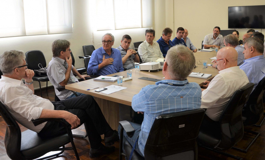 A Agência de Defesa Agropecuária do Paraná (Adapar) publicou nesta quarta-feira (6) nova norma que prorroga o prazo para a semeadura de soja no Estado. A portaria nº 342/2019, que estabelece o período de vazio sanitário e outras medidas para o controle da ferrugem asiática no Estado, substitui a nº 202/2017, que determinava 31 de dezembro como data limite para o plantio. A nova norma não define a data final para a semeadura. Foto: SEAB