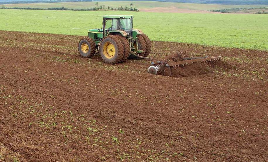 A Agência de Defesa Agropecuária do Paraná (Adapar) publicou nesta quarta-feira (6) nova norma que prorroga o prazo para a semeadura de soja no Estado. A portaria nº 342/2019, que estabelece o período de vazio sanitário e outras medidas para o controle da ferrugem asiática no Estado, substitui a nº 202/2017, que determinava 31 de dezembro como data limite para o plantio. A nova norma não define a data final para a semeadura. Foto: Arquivo/AEN