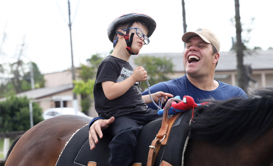 Equoterapia - José Luiz Beggiora Neto, faz equoterapia, acompanhado dos soldados, Danilo Franzo, fisioterapeuta e Alexandre Fenau, educador físico.Curitiba, 17-10-19.Foto: Arnaldo Alves / AEN.