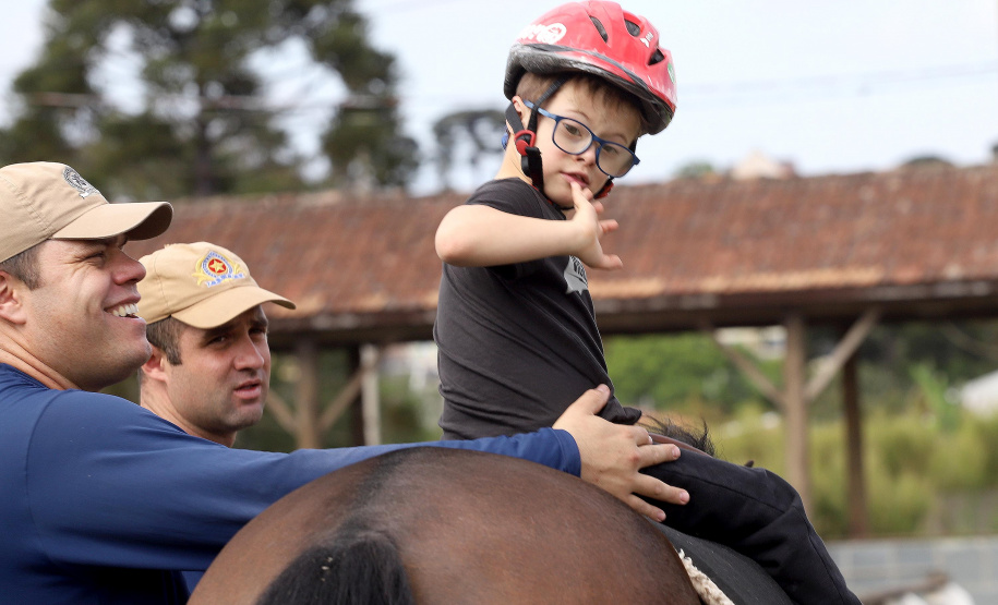 Equoterapia - José Luiz Beggiora Neto, faz equoterapia, acompanhado dos soldados, Danilo Franzo, fisioterapeuta e Alexandre Fenau, educador físico.Curitiba, 17-10-19.Foto: Arnaldo Alves / AEN.