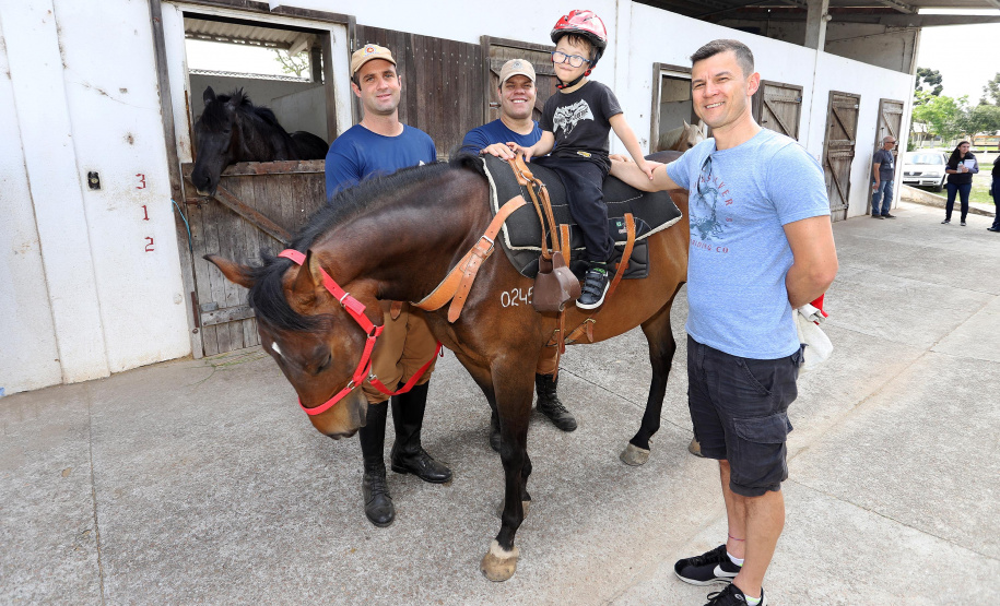 Equoterapia - José Luiz Beggiora Neto, faz equoterapia, acompanhado dos soldados, Danilo Franzo, fisioterapeuta; Alexandre Fenau, educador físico e seu pai, José Beggiora Jr.Curitiba, 17-10-19.Foto: Arnaldo Alves / AEN.