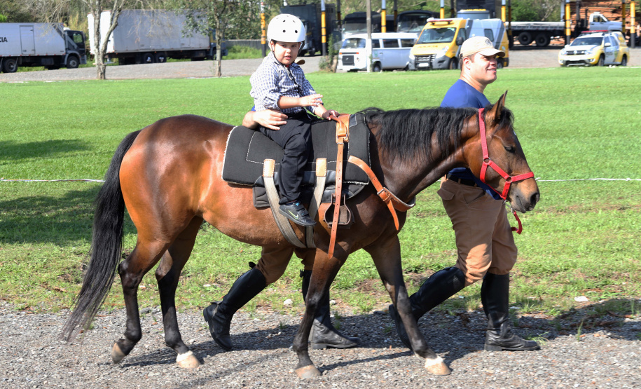 Equoterapia - Wallace Fernandes Cruz, faz equoterapia, acompanhado dos soldados, Danilo Franzo, fisioterapeuta e Alexandre Fenau, educador físico.Curitiba, 17-10-19.Foto: Arnaldo Alves / AEN.