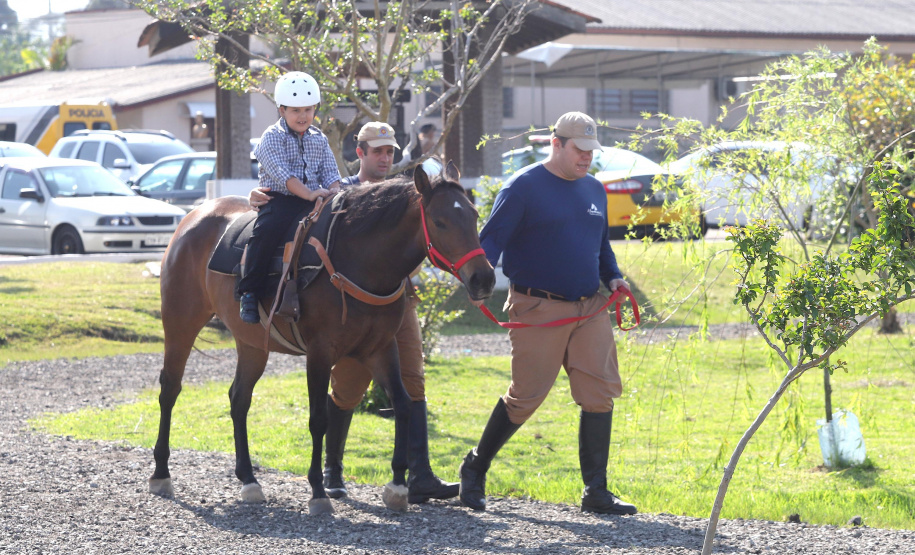 Equoterapia - Wallace Fernandes Cruz, faz equoterapia, acompanhado dos soldados, Danilo Franzo, fisioterapeuta e Alexandre Fenau, educador físico.Curitiba, 17-10-19.Foto: Arnaldo Alves / AEN.