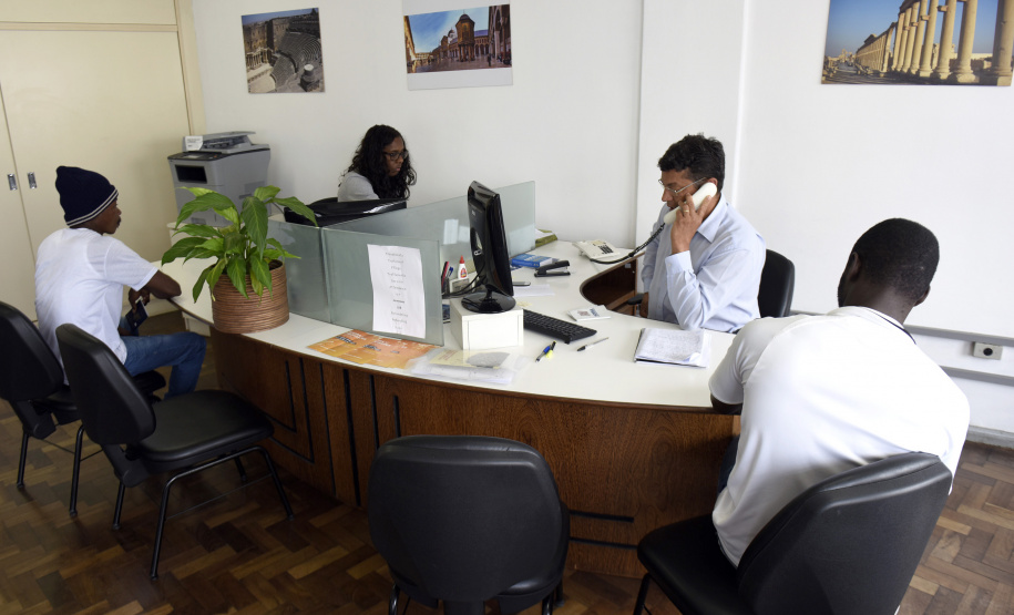 O Centro de Informação para Migrantes Refugiados e Apátridas do Paraná e o Departamento do Trabalho e Estimulo à Geração de Renda, da Secretaria da Justiça, Família e Trabalho do Governo do Paraná, ofertam nesta quinta e sexta-feira (7 e 8) 62 vagas de emprego para migrantes e refugiados estabelecidos em Curitiba.Foto: Divulgação/SEJUF