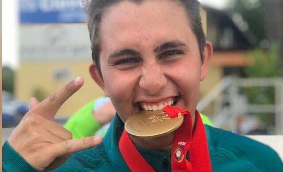 Leonardo Gomes Lustoza – O guarapuavano Leonardo Gomes Lustoza, de 19 anos, conquistou o título do Mundial Júnior de Tiro Esportivo, em Lonato del Garda, na Itália. Ele disputou a modalidade fossa olímpica. Essa foi a primeira vez que o Brasil conquista o Mundial Júnior na modalidade. Foto: Arquivo pessoal do atleta