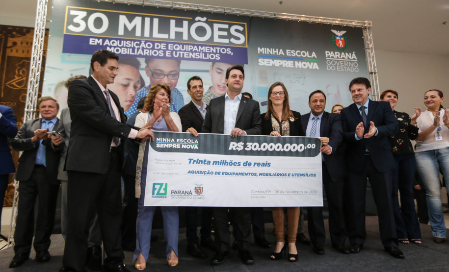 O governador Carlos Massa Ratinho Junior confirma nesta quarta-feira (06) recursos para compra de climatizadores, refrigeradores, conjuntos refeitórios, mesas, banquetas e utensílios para as escolas estaduais do Paraná. O investimento será feito por meio da Fundepar.  Curitiba, 06/11/2019 - Foto: Geraldo Bubniak/AEN